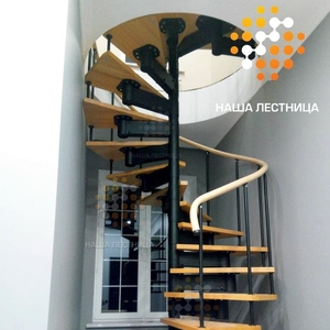 Винтовая модульная лестница в коттедж с комбинированными элементами