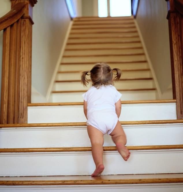 фото Девочка на лестнице