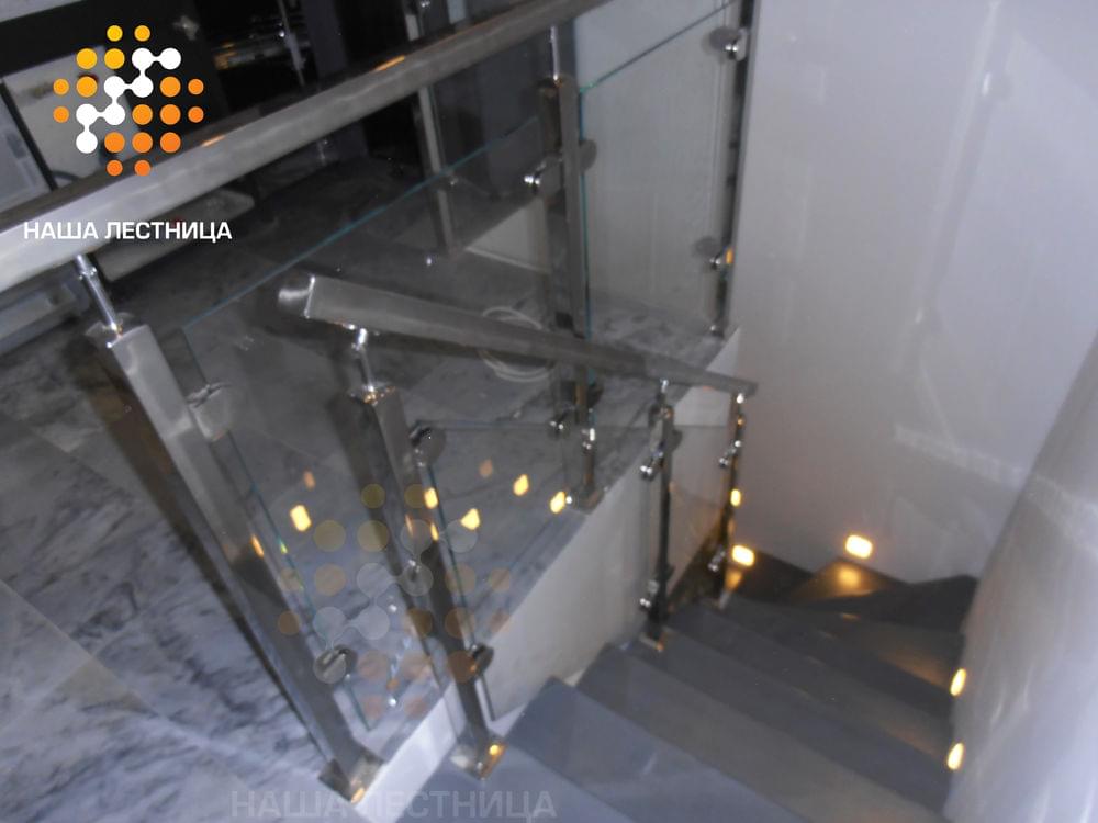 Фото лестница в коттедж с поворотом на 90 градусов в серых тонах - вид 4