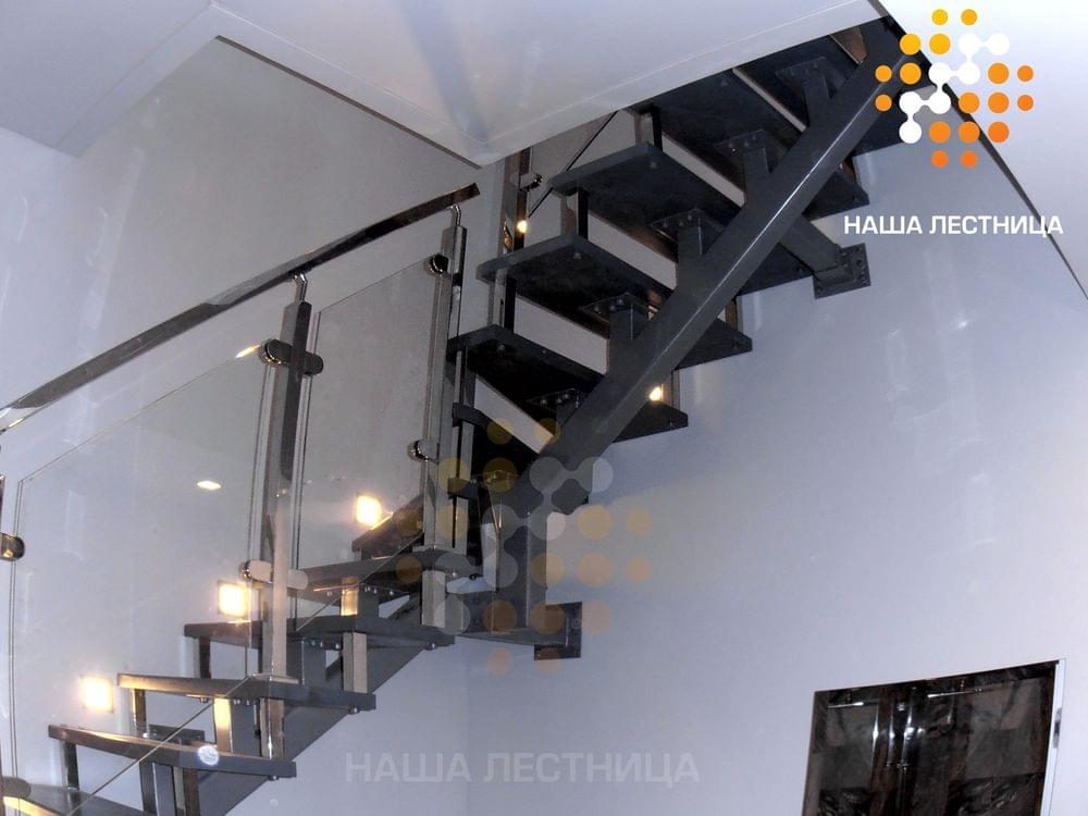 Фото лестница в коттедж с поворотом на 90 градусов в серых тонах - вид 1