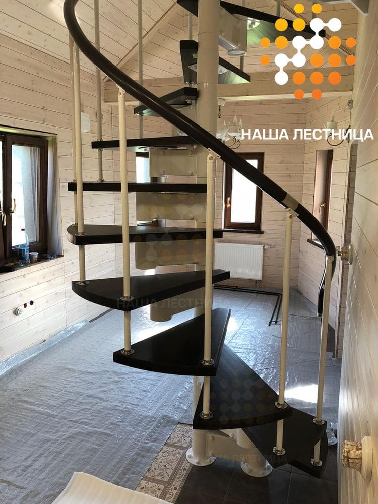 Фото винтовая лестница в деревянном доме - вид 3