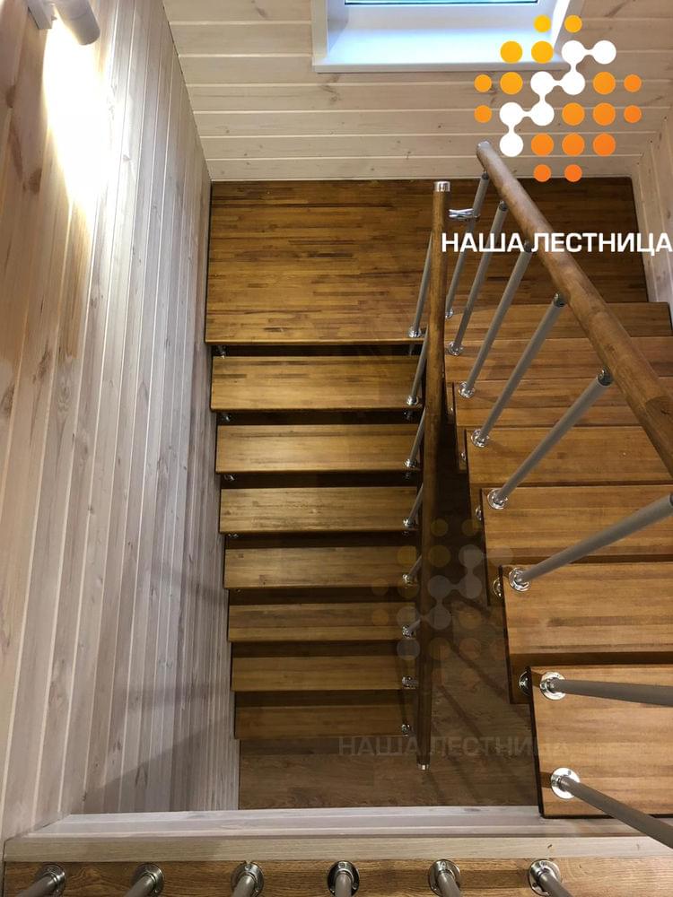 Фото лестница в деревянный дом с поворотной площадкой - вид 6
