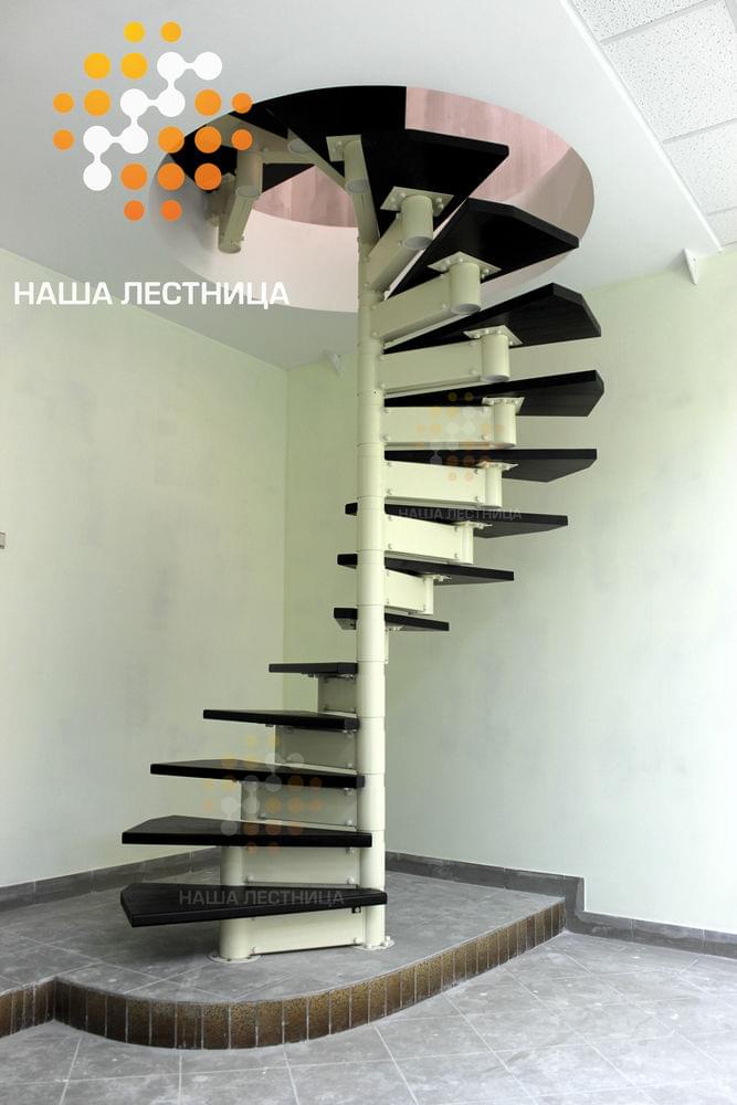 Фото винтовая лестница на модульном каркасе цвета белая шагрень - вид 1