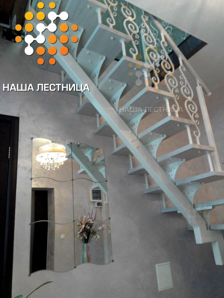 Фото лестница на монокосоуре с кованным ограждением - вид 3