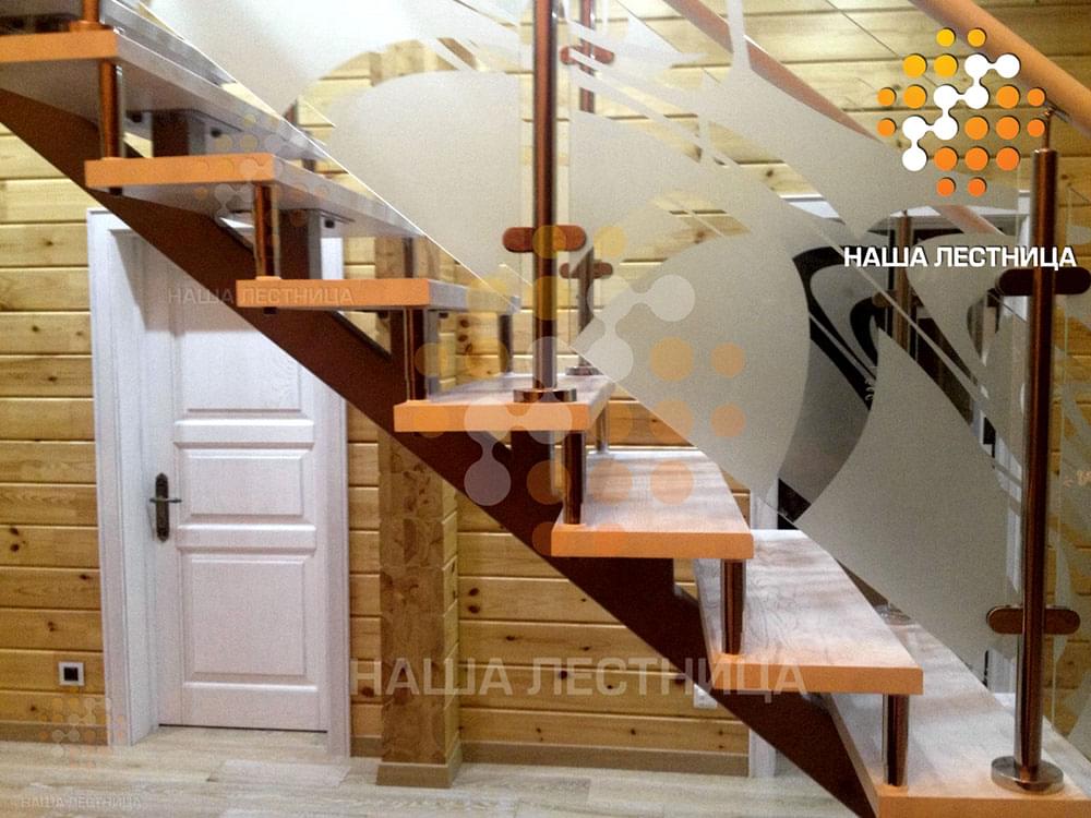Фото лестница в деревянный дом на монокосоуре серии "гранж" - вид 1