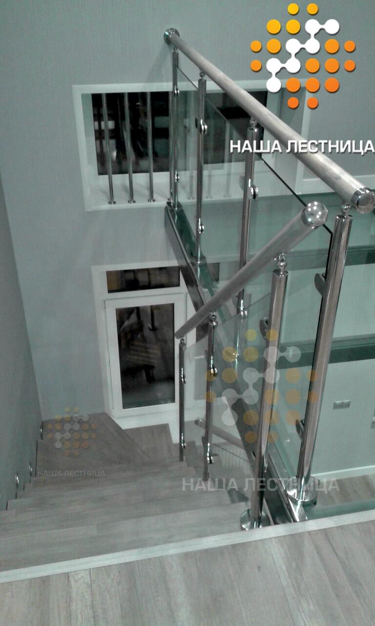 Фото лестница в дом на второй этаж со стеклянным ограждением - вид 2