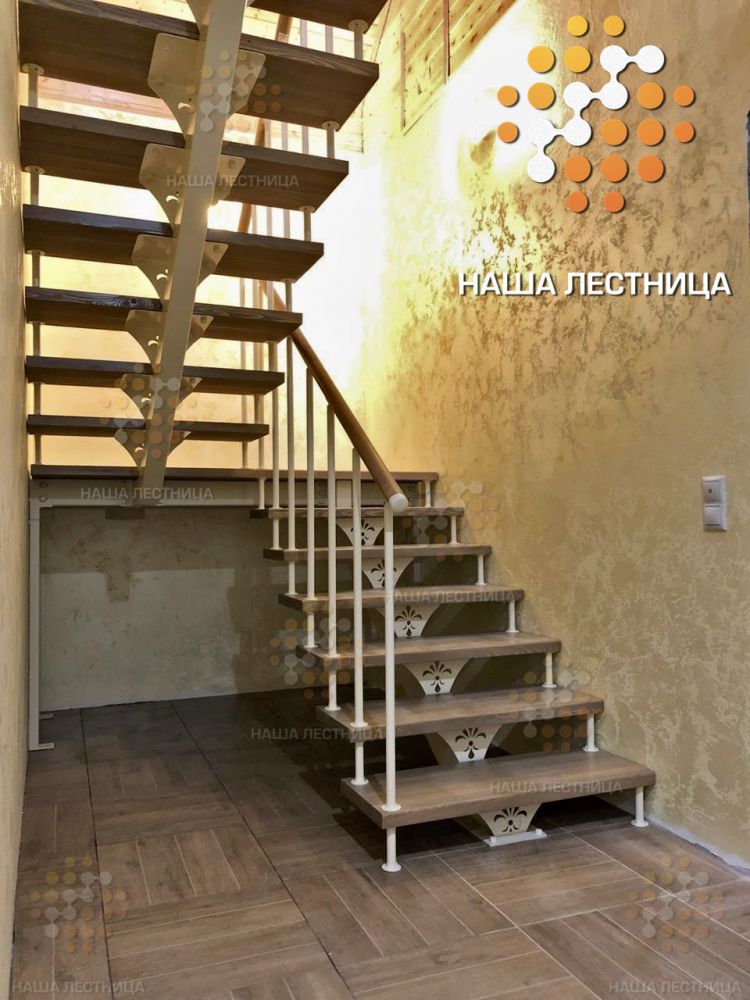 Фото лестница для загородного дома серии "лайт" с площадкой на 180 - вид 1