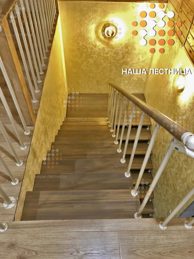 Фото лестница для загородного дома серии "лайт" с площадкой на 180 - вид 3