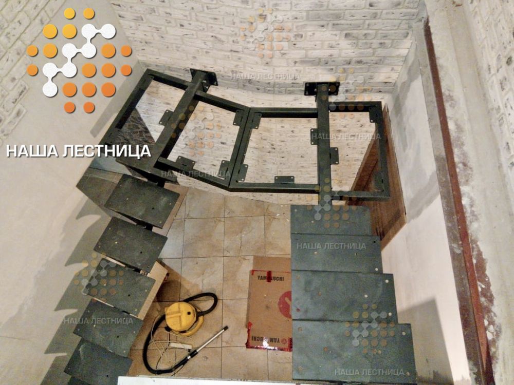 Фото металлический каркас лестницы серии "суперлайт" с v-поворотом - вид 1