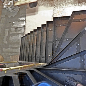 Лестница в ресторан на металлическом каркасе с П-поворотом, на базе серии "ЛАУНЖ"-2