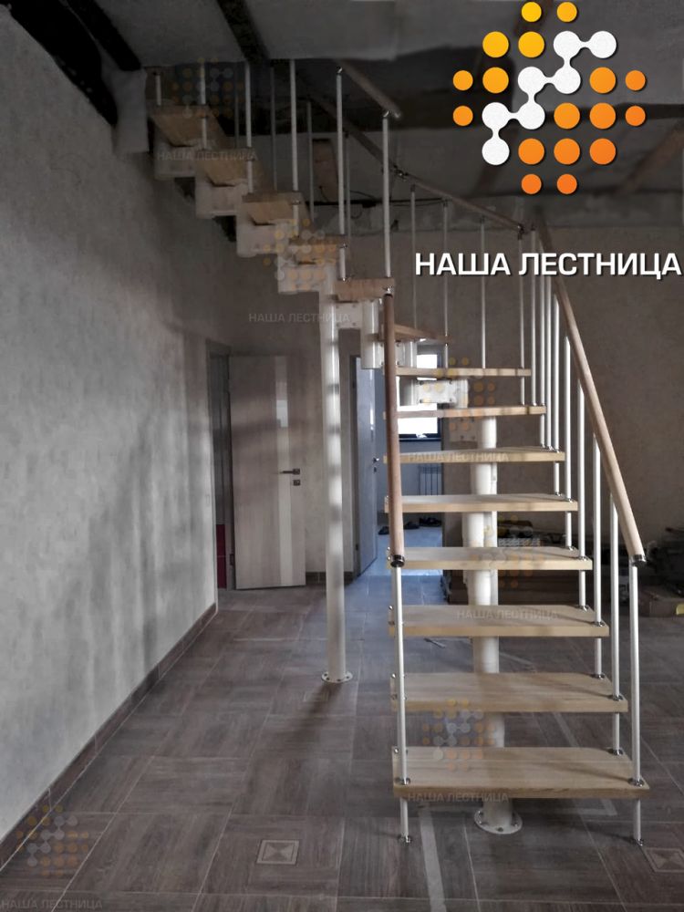 Фото модульная лестница в дом с поворотом на 90 градусов, в классической комплектации - вид 2