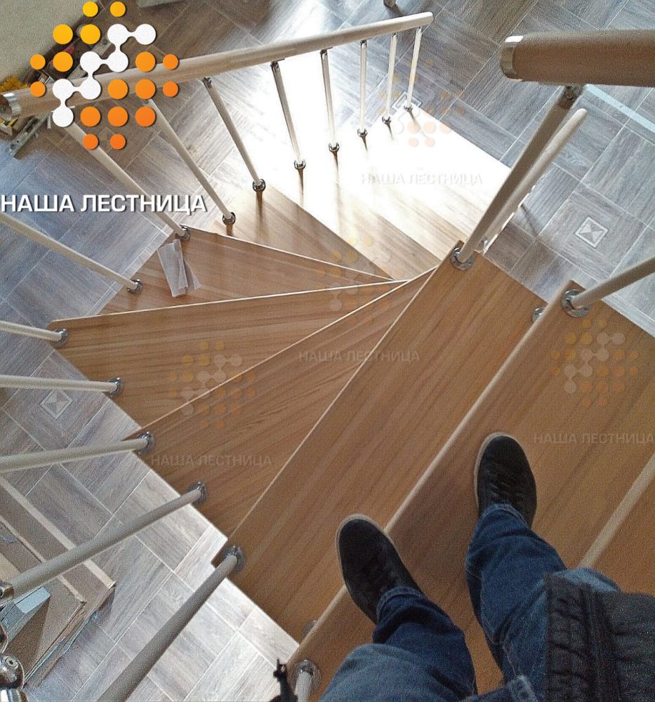 Фото модульная лестница в дом с поворотом на 90 градусов, в классической комплектации - вид 1