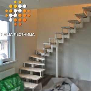 Модульная лестница для загородного дома с поворотом на 90 градусов