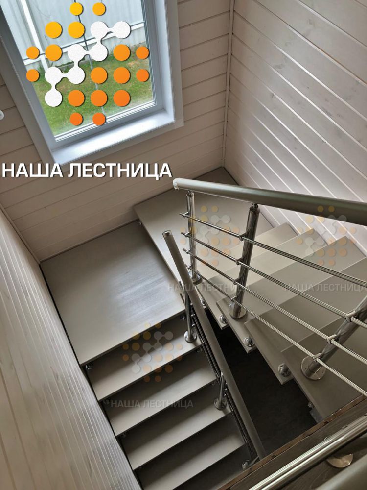 Фото лестница на 2 этаж с площадкой 180 градусов, серия гранж - вид 2
