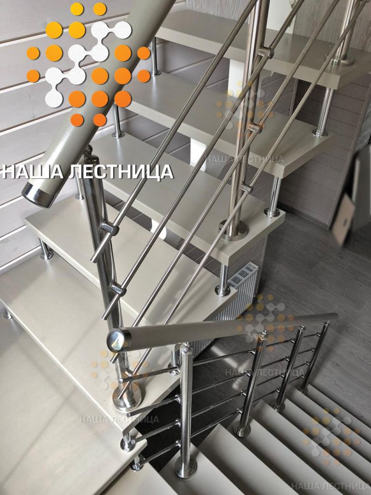Фото лестница на 2 этаж с площадкой 180 градусов, серия гранж - вид 5