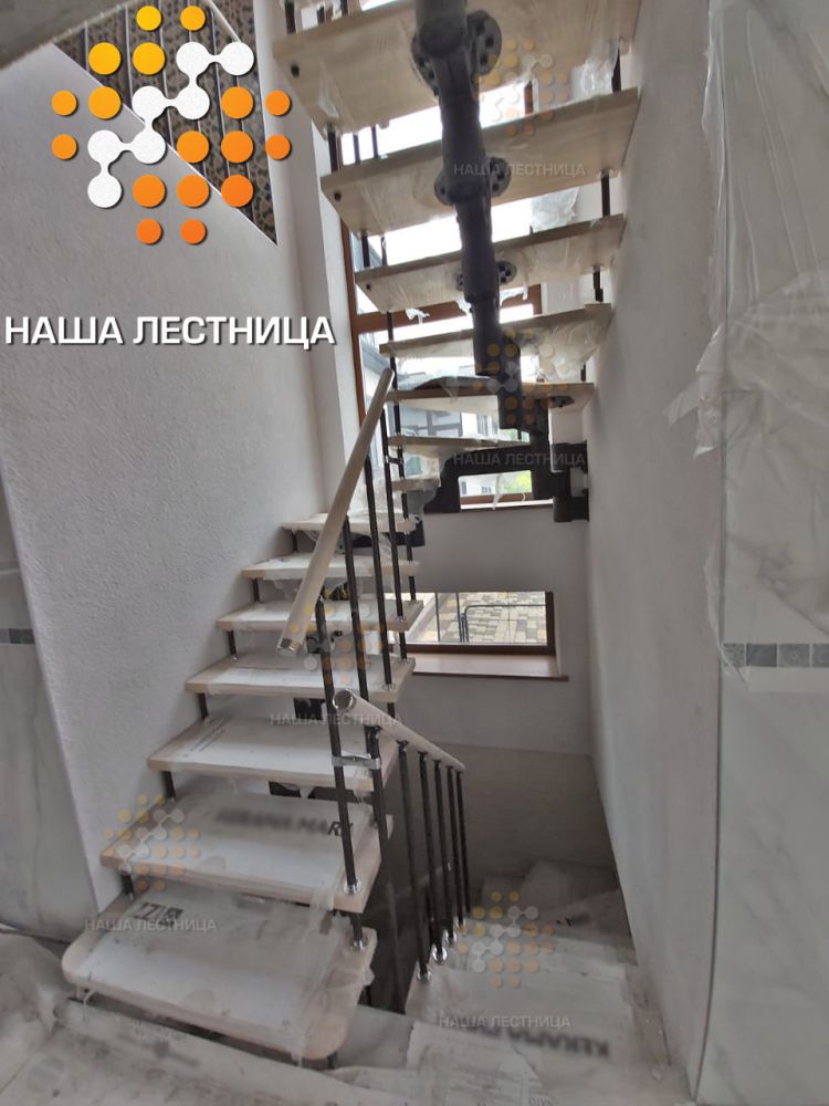 Фото две модульные лестницы в доме с бассейном - вид 3