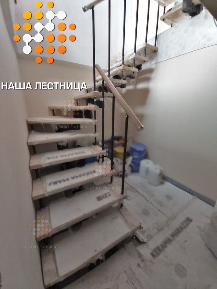 Фото две модульные лестницы в доме с бассейном - вид 7