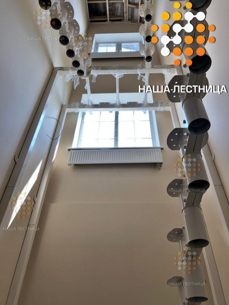 Фото две модульные лестницы для дома с поворотом на 180 - вид 14