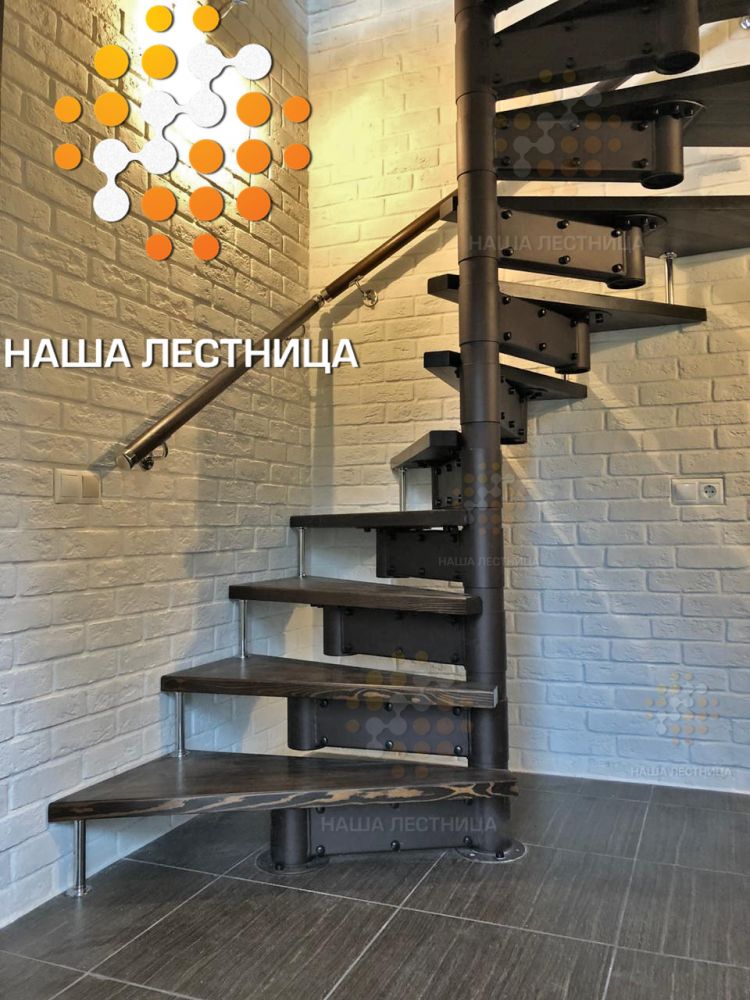 Фото винтовая лестница в дом на модульном каркасе - вид 3