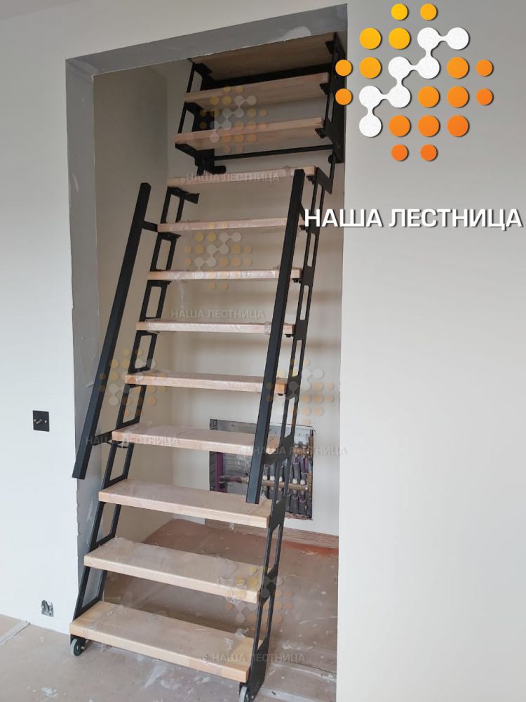 Фото откатная лестница на чердак с небольшим проемом - вид 1