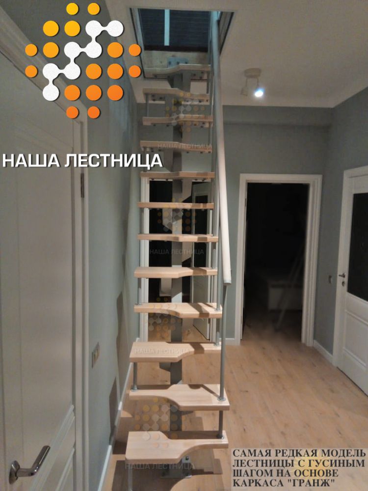 Фото компактная лестница с гусиным шагом на каркасе серии гранж - вид 1