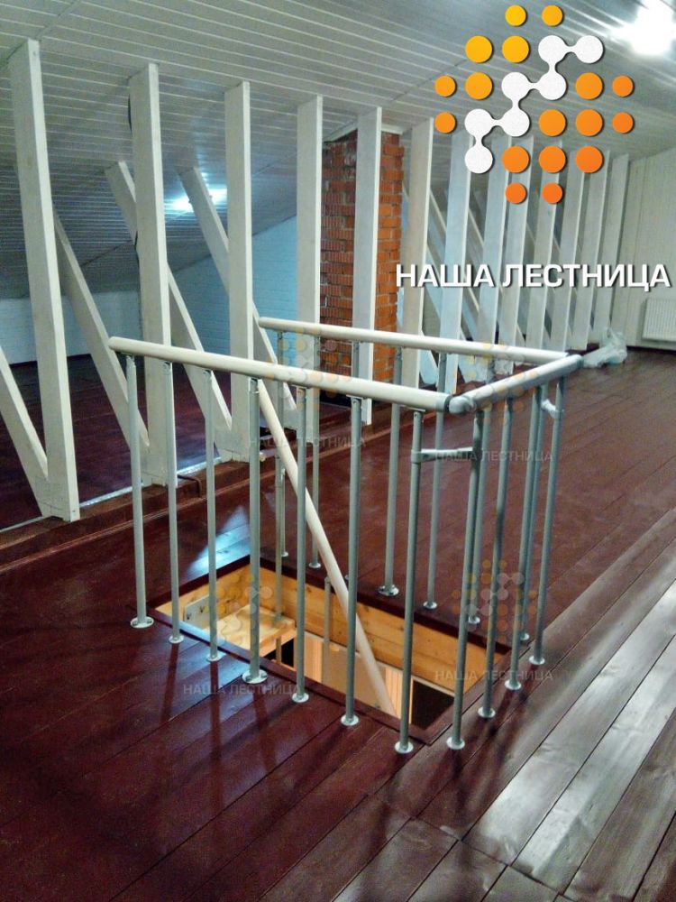 Фото компактная лестница с гусиным шагом на каркасе серии гранж - вид 5