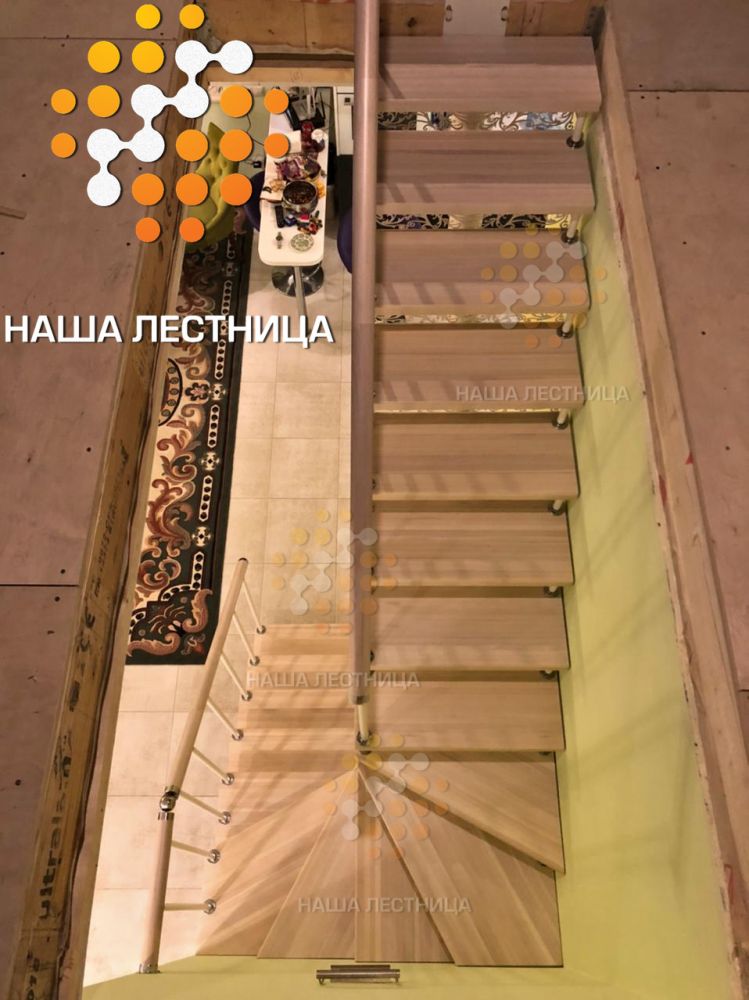 Фото лестница в дом с резными подступенками - вид 3