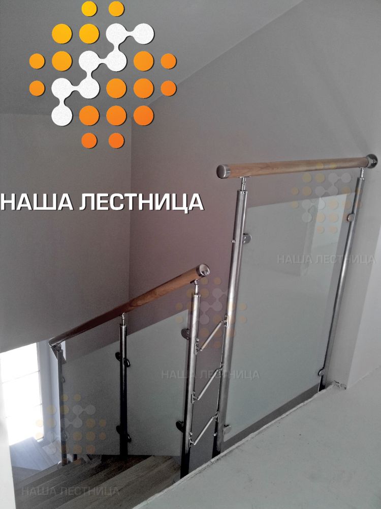 Фото лестница для дома на второй этаж со стеклянным ограждением - вид 3