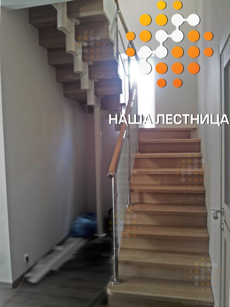 Фото лестница для дома на второй этаж со стеклянным ограждением - вид 1