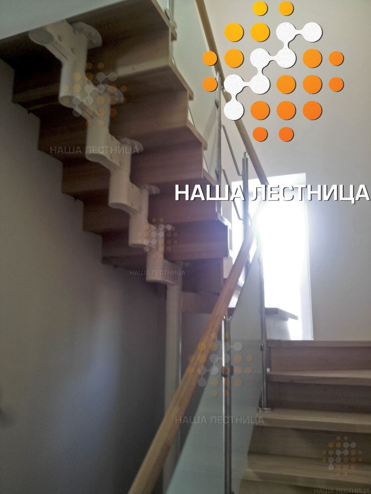 Фото лестница для дома на второй этаж со стеклянным ограждением - вид 4