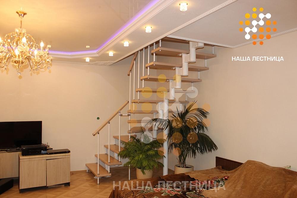 Фото интерьерная лестница в двухуровневую квартиру - вид 1