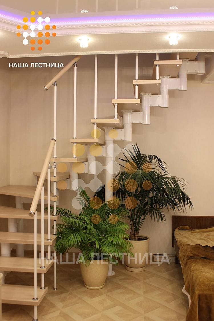 Фото интерьерная лестница в двухуровневую квартиру - вид 3