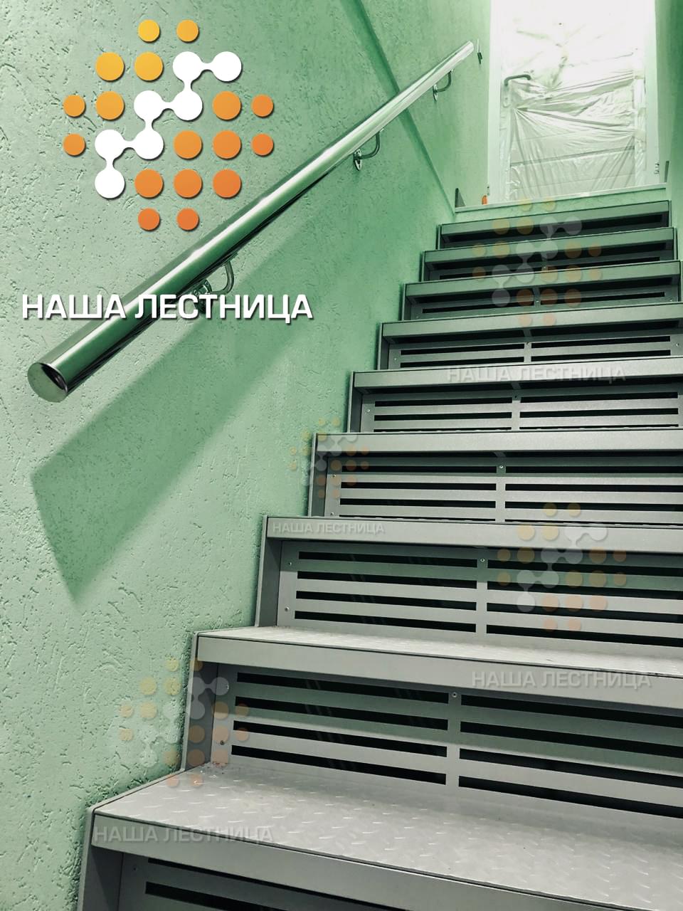 Фото лестница серии "лофт" с нержавеющими ступенями - вид 1