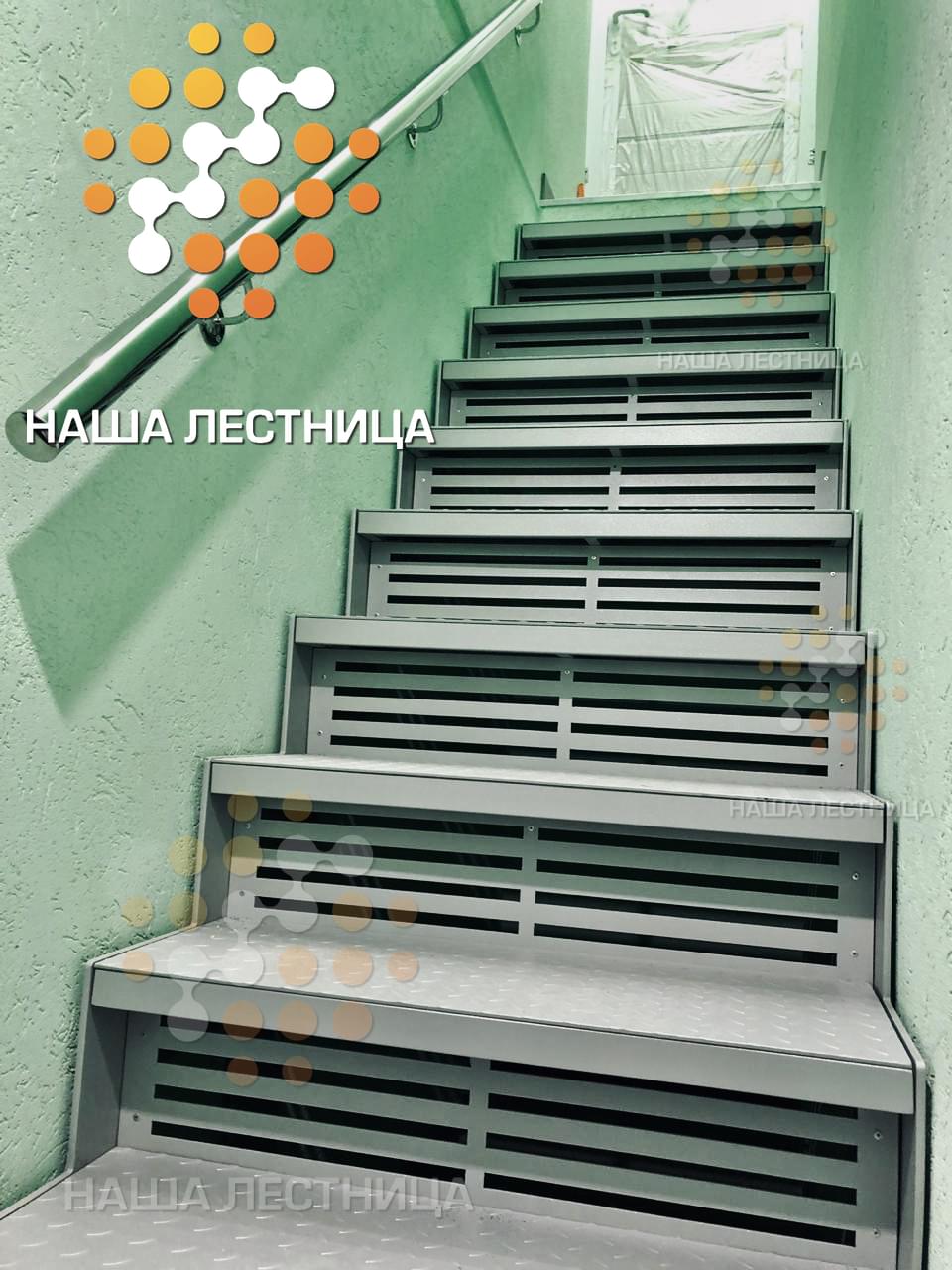 Фото лестница серии "лофт" с нержавеющими ступенями - вид 5