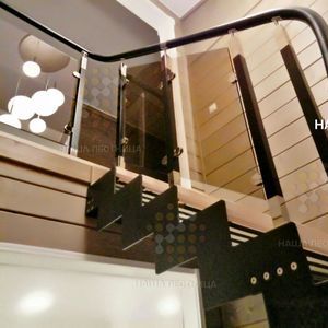 Лестница в дом со стеклянным ограждением серии
