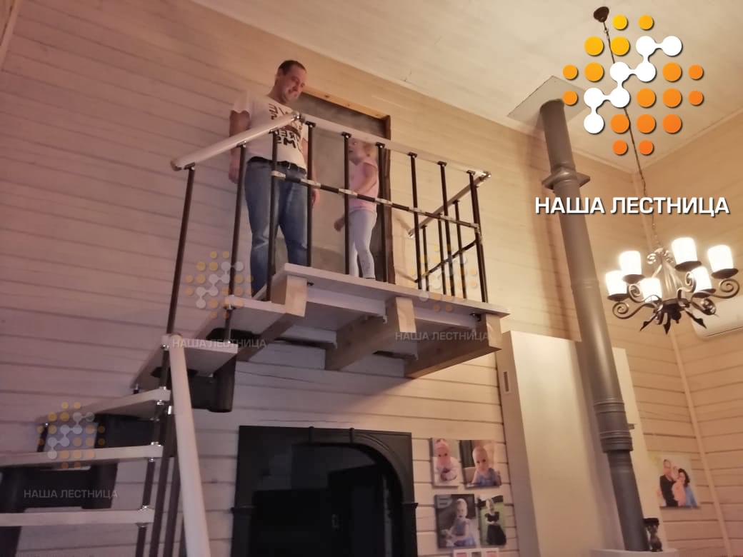 Фото модульная лестница с г-поворотом в деревянный дом как идеальное решение - вид 1