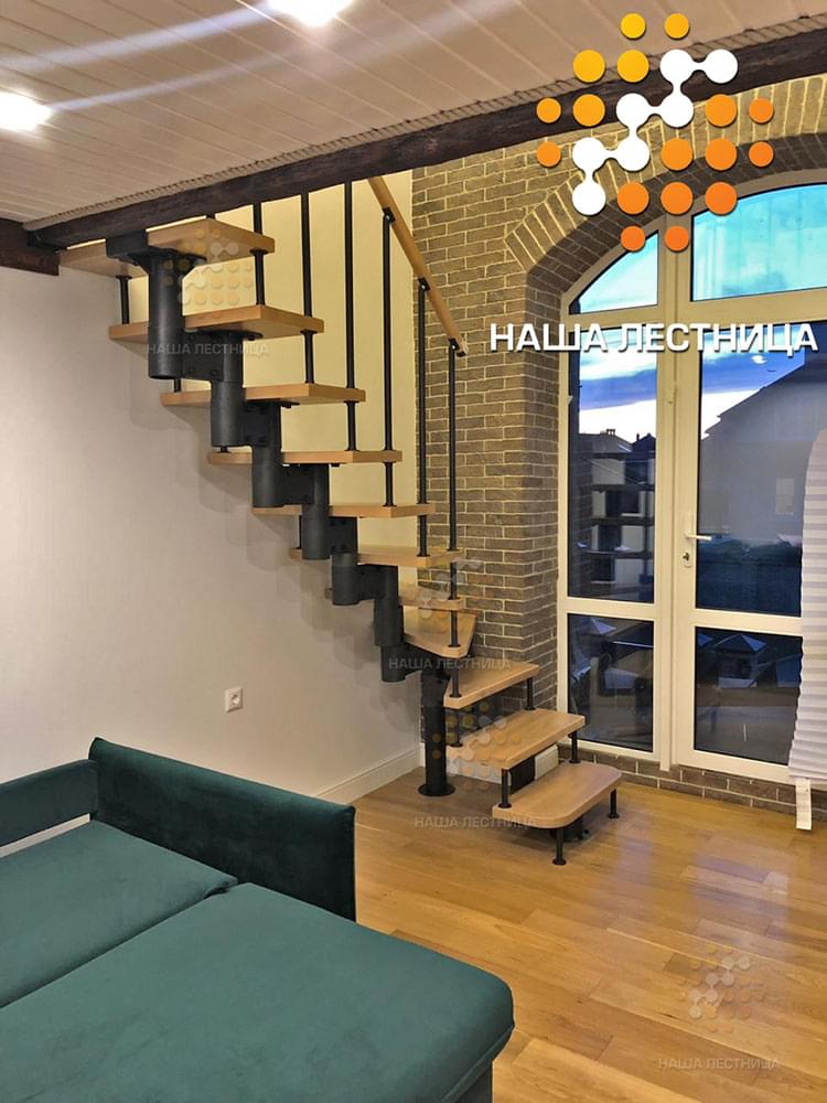 Фото модульная лестница с поворотом 90 градусов на антресольный этаж - вид 1