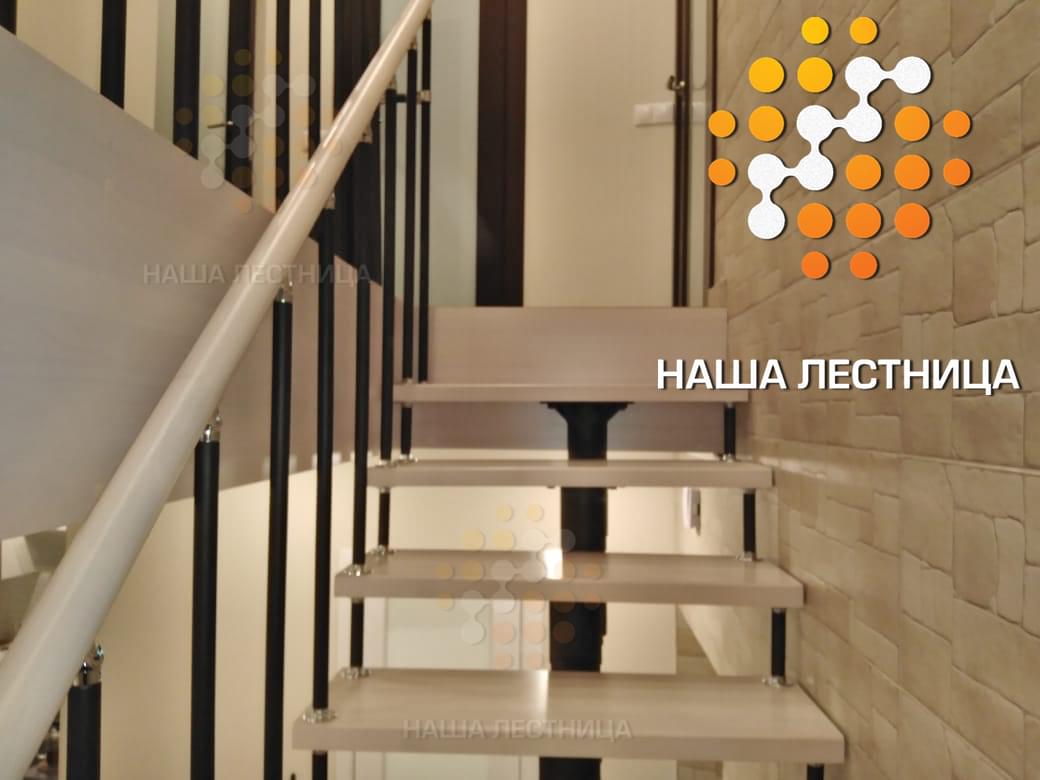 Фото недорогая модульная лестница с г-поворотом для квартиры - вид 2