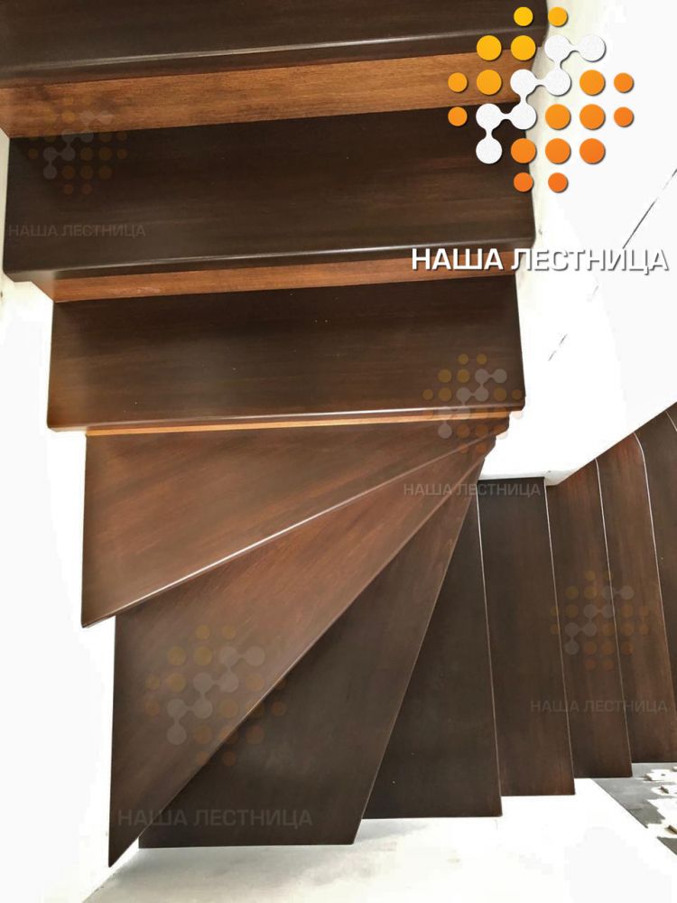 Фото деревянная лестница в дом на стальном стерео-косоуре - вид 5