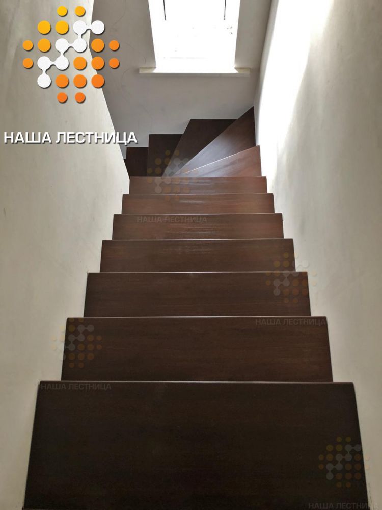 Фото деревянная лестница в дом на стальном стерео-косоуре - вид 8