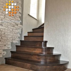 Деревянная лестница в дом на стальном стерео-косоуре