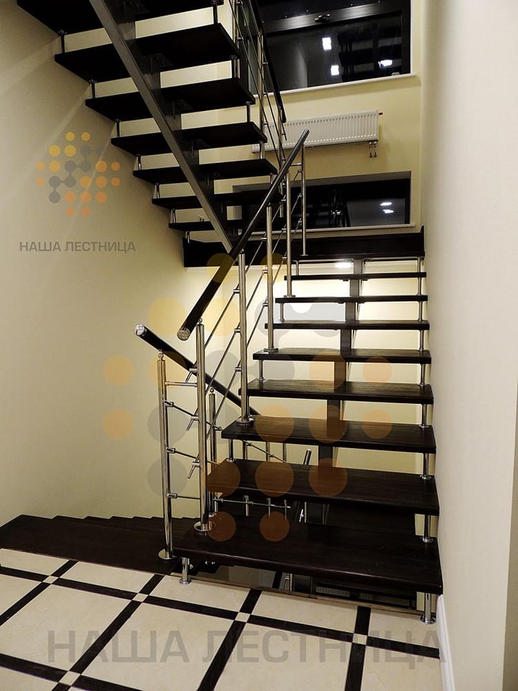 Фото лестница на монокосоуре со ступенями из бука - вид 1