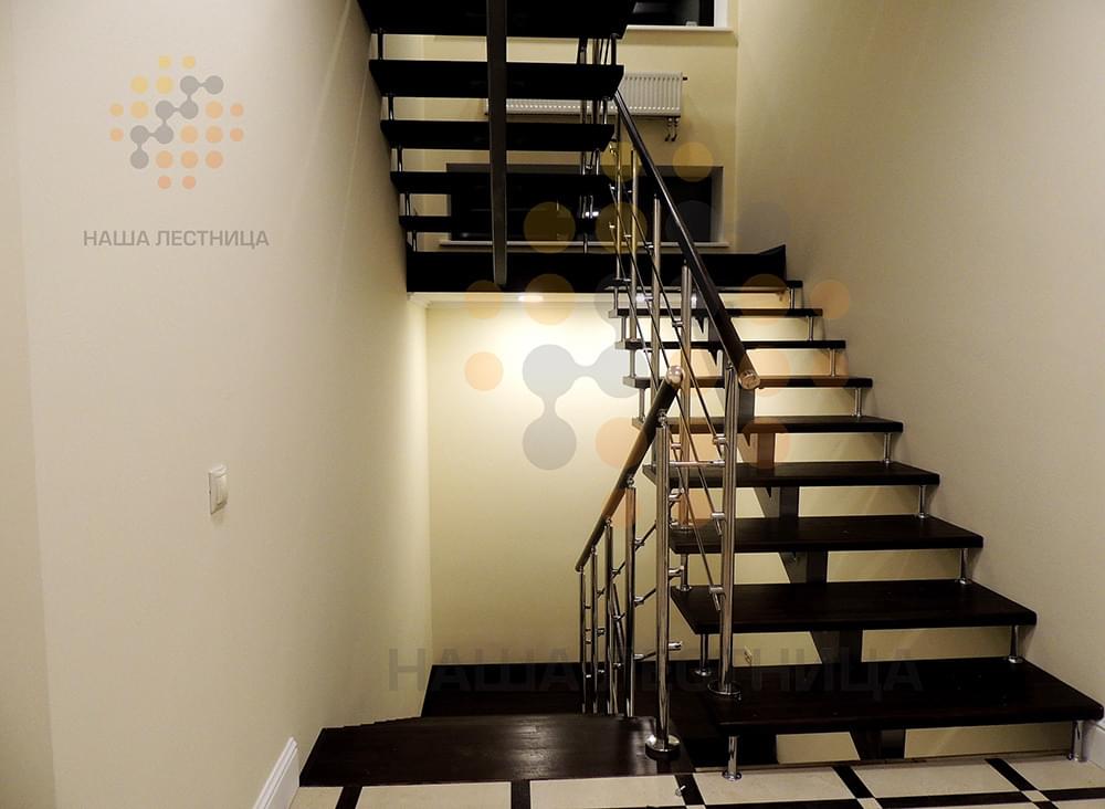 Фото лестница на монокосоуре со ступенями из бука - вид 2