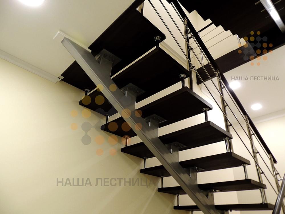 Фото лестница на монокосоуре со ступенями из бука - вид 3