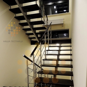 Лестница на монокосоуре со ступенями из бука