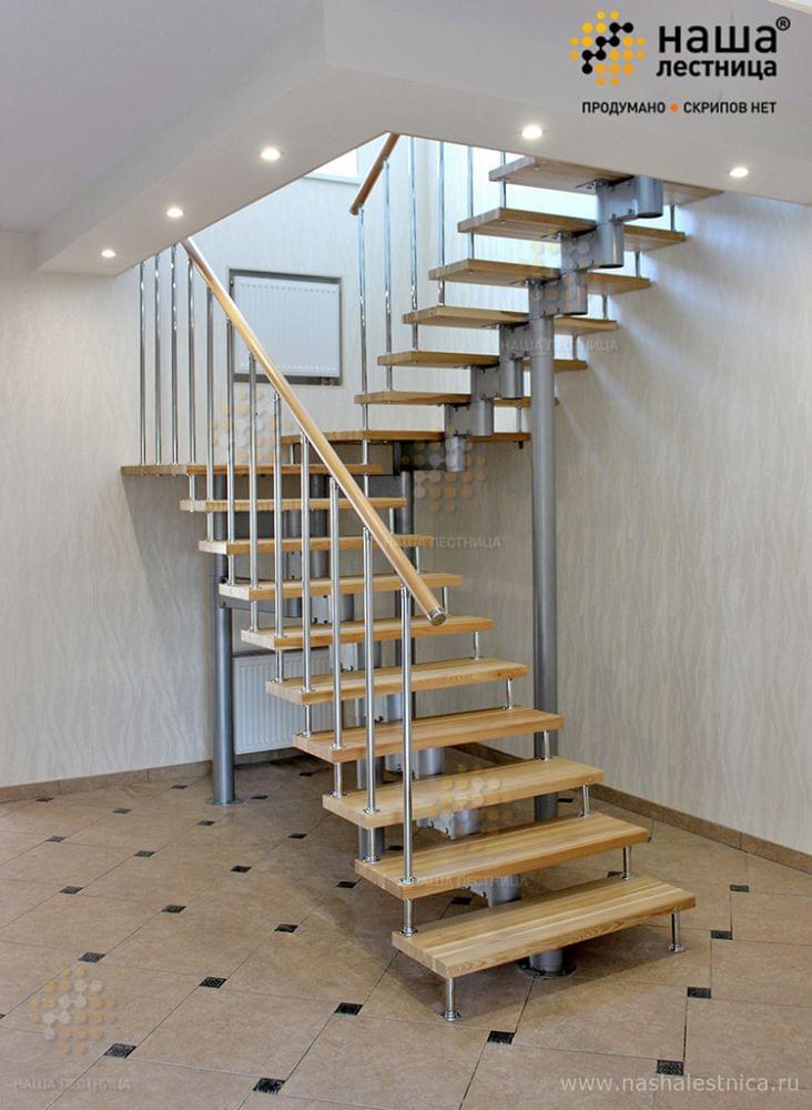Фото лестница на 2 этаж в коттедже - вид 1