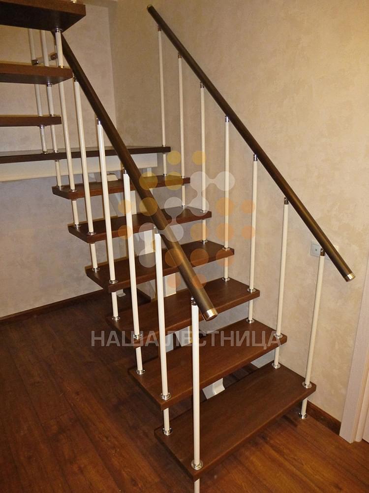 Фото лестница в доме на второй этаж - вид 1