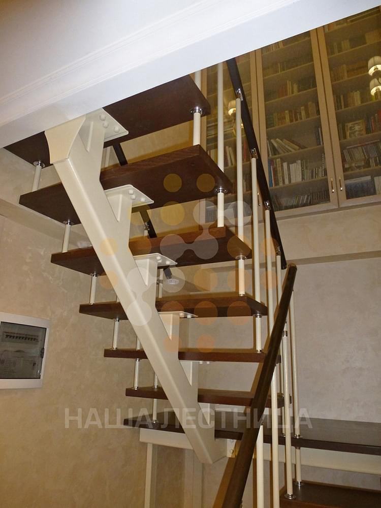 Фото лестница в доме на второй этаж - вид 2