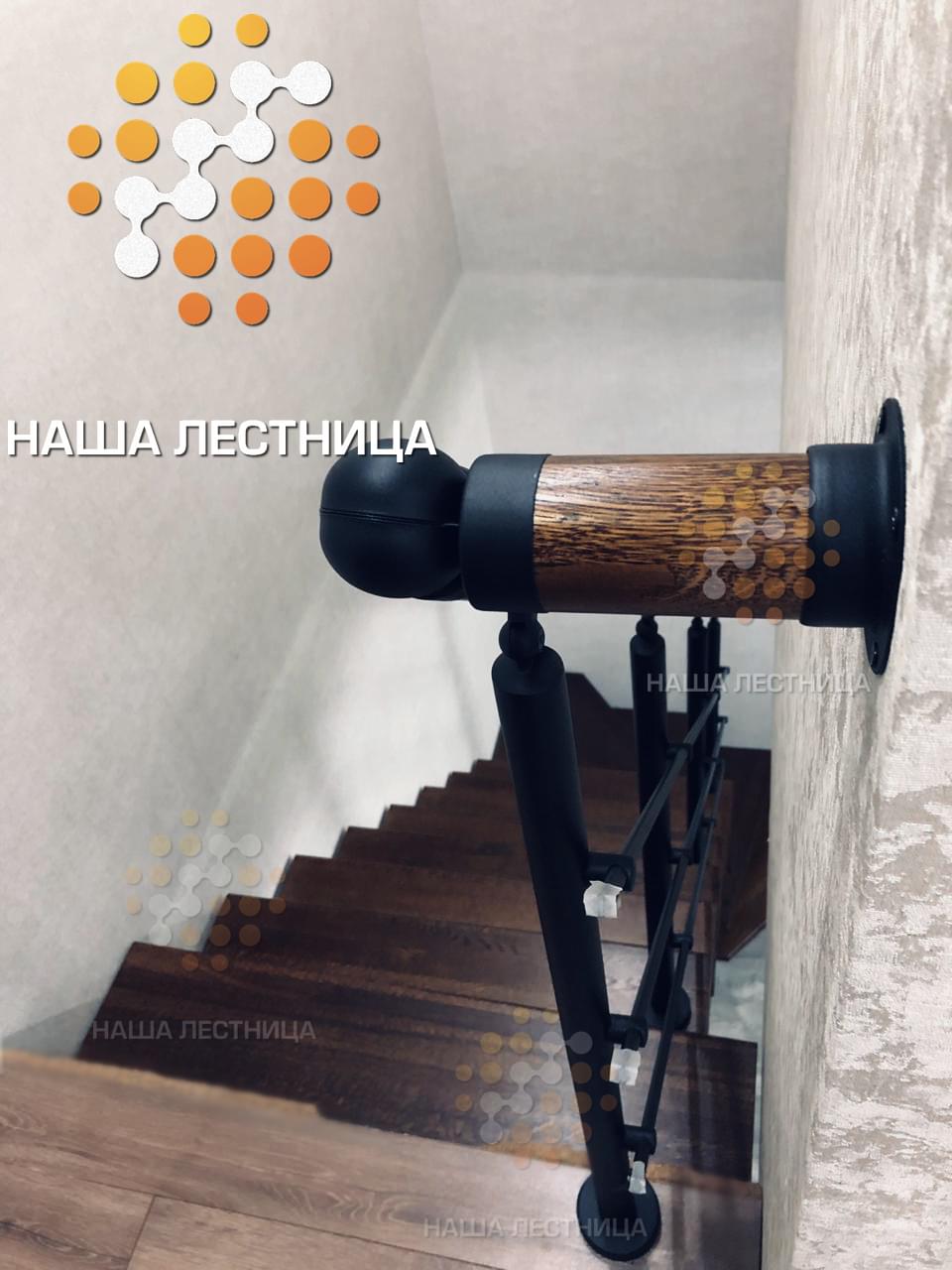 Фото лестница в дом серии гранж с поворотом на 90 и усиленными фланцами под ступень - вид 3