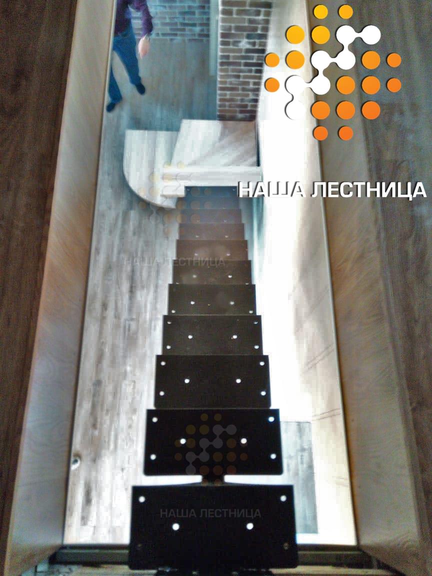 Фото лестница в дом на металлическом каркасе с г-поворотом серии "суперлайт" - вид 8